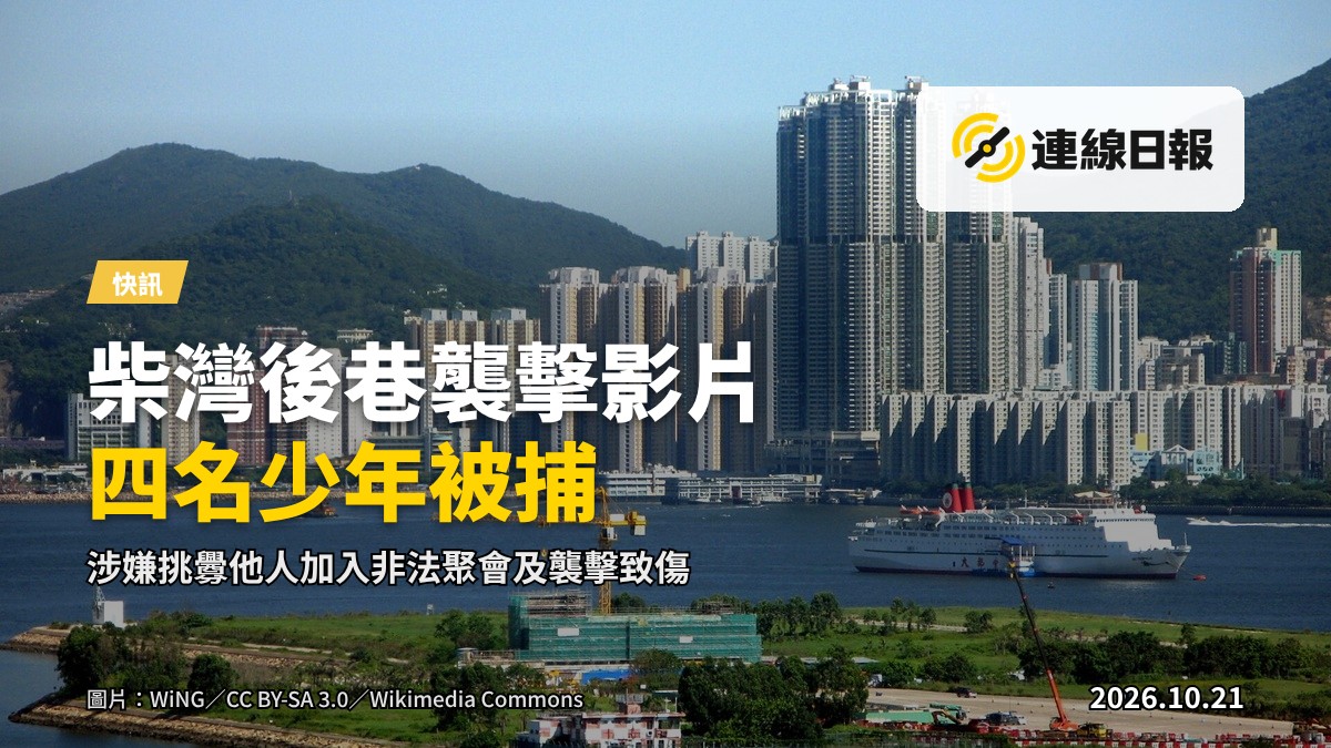 深夜後巷，無人，街燈光線昏暗