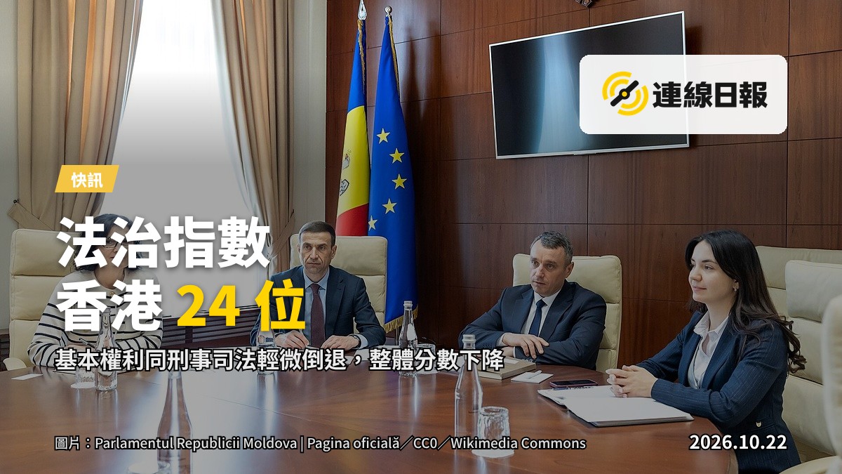 雅加達國會大廈（法治之殿）前廣場，陰天，遠處人影為剪影，不顯示面部