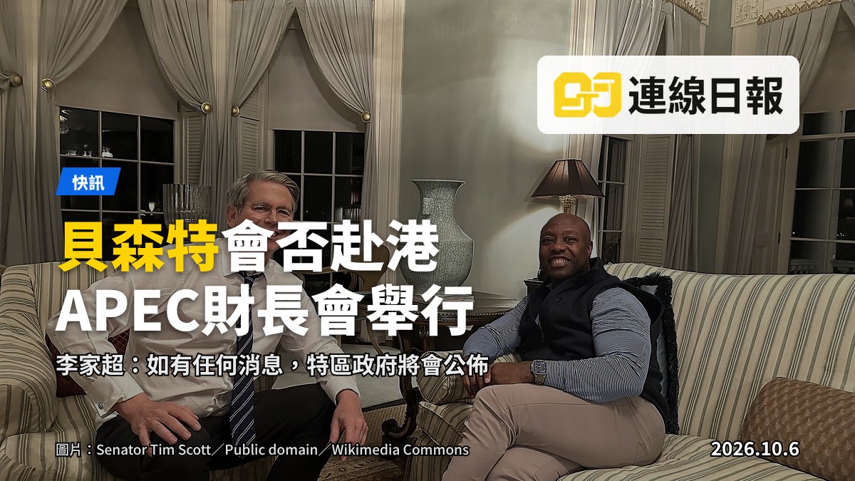寫實示意圖：會議廳內座位整齊排列，玻璃窗外為都會金融區的高樓群。