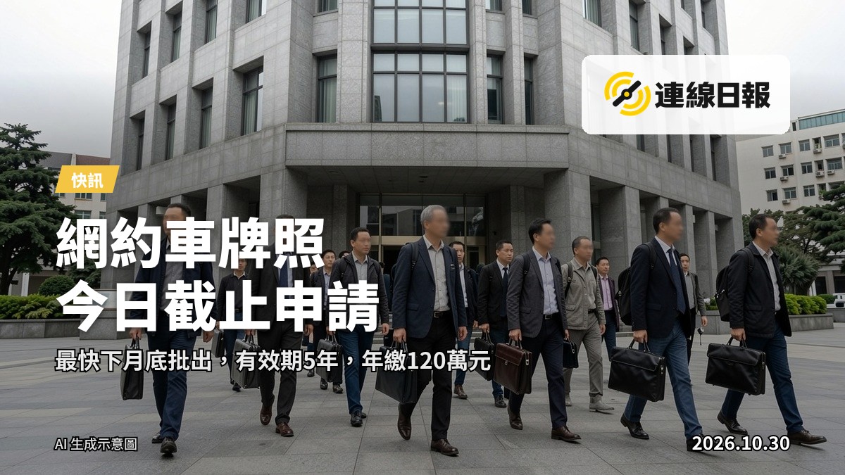 西九龍政府合署外，市民排隊進入政府部門辦理手續