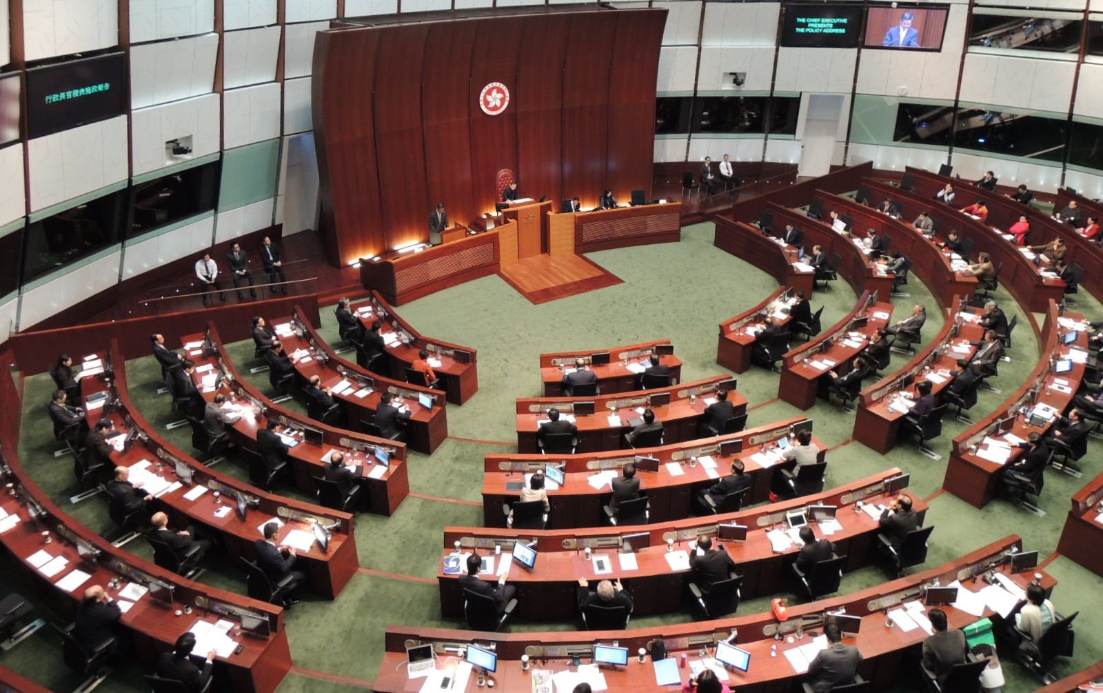 立法會議員無聲加俸1.6% 月薪破11萬 追溯至10月1日生效