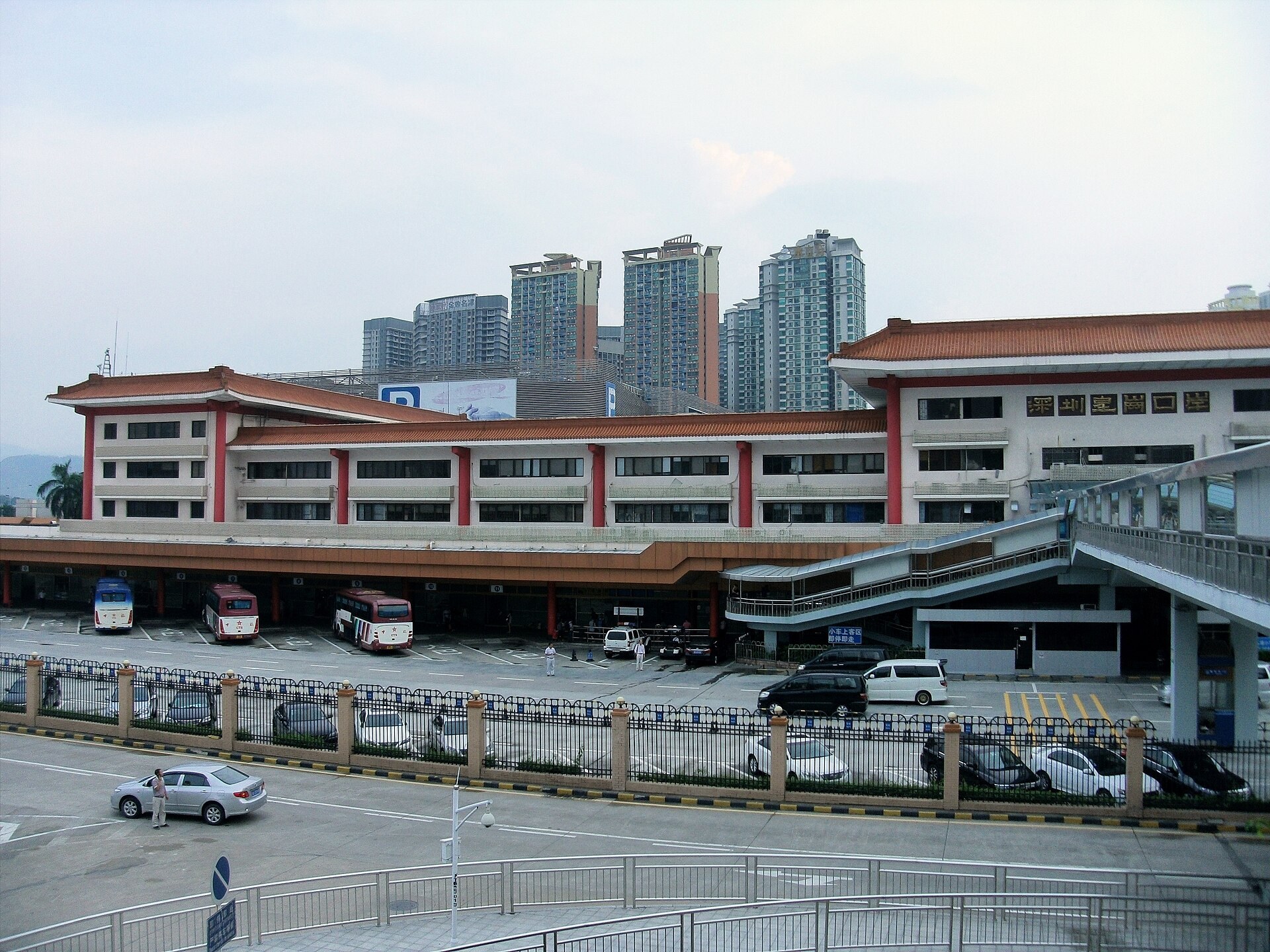 啟德演唱會及萬聖月活動引皇崗口岸凌晨大塞車，陳國基視察並要求各部門加強出入境疏導
