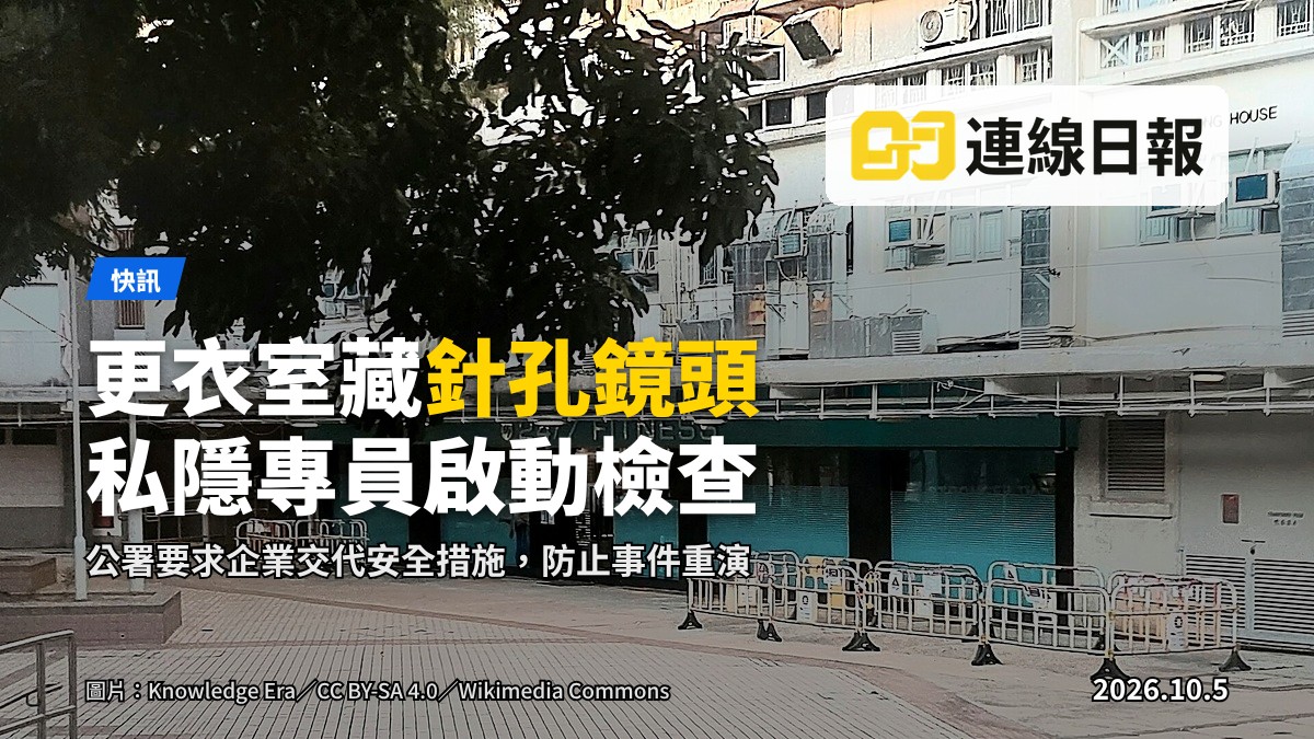 現代 24 小時健身室的玻璃外牆入口，日間自然光線，無人影。