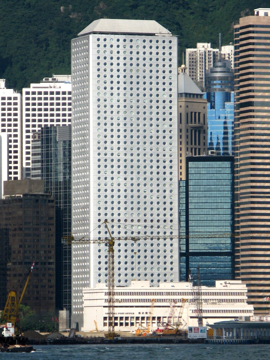 中環懸吊平台失事：兩名工人困外牆約兩小時