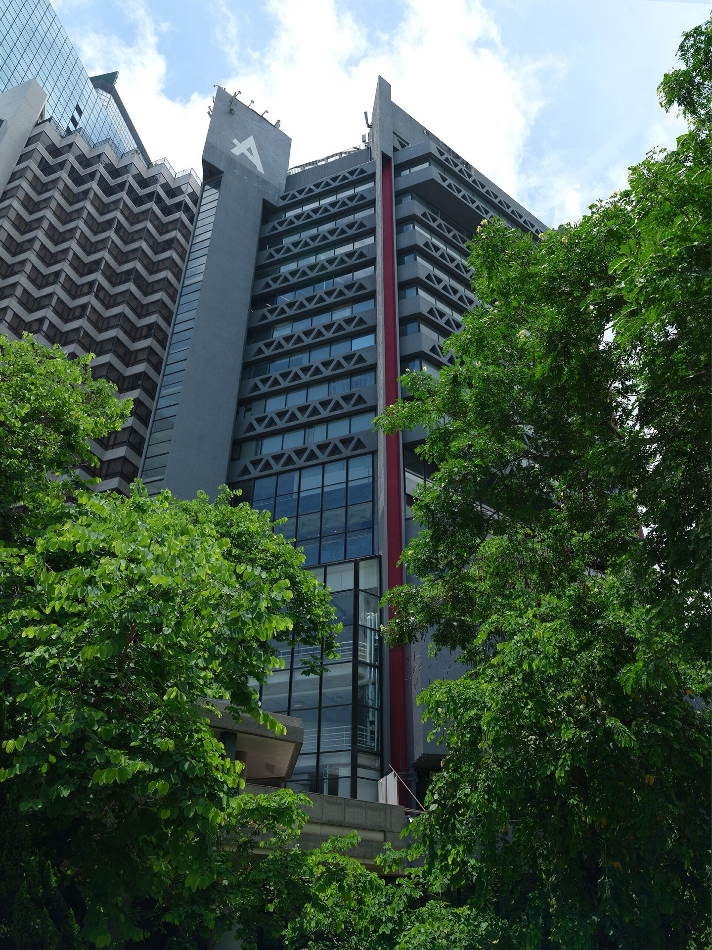 何孟澈捐贈逾340件「華萼交輝樓」藏品予香港藝術館